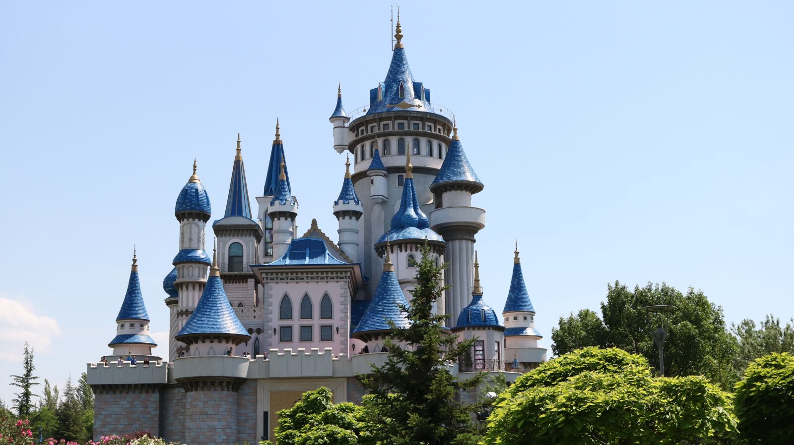 Canon EOS 750D (EOS Rebel T6i / EOS Kiss X8i) sample photo. Castle, blue, fairy tale photography