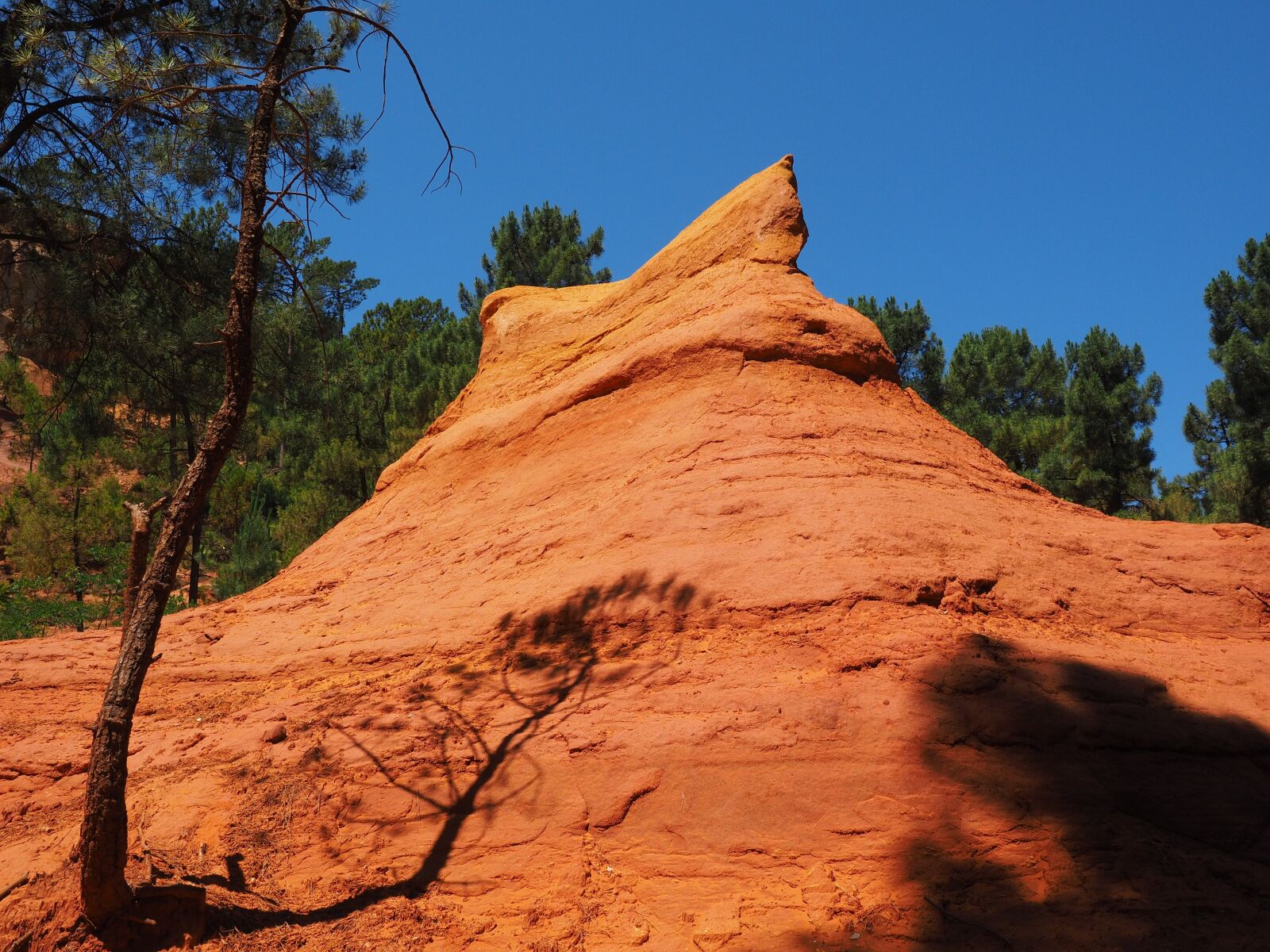 Olympus OM-D E-M1 + Olympus M.Zuiko Digital ED 12-40mm F2.8 Pro sample photo. Ocher rocks, rock, ocher photography