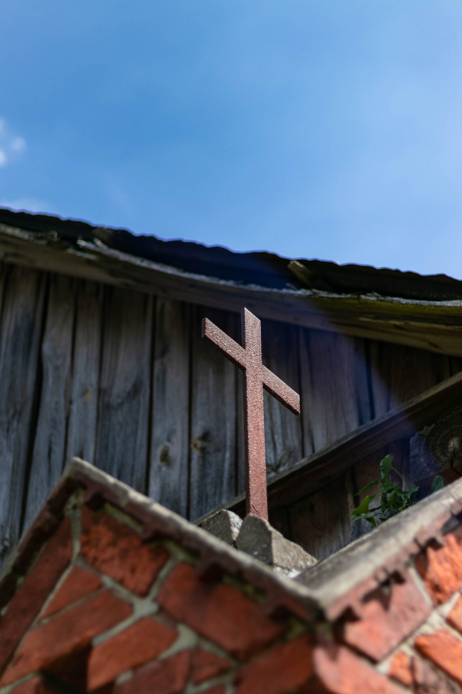 Canon EOS 80D + Canon EF 50mm F1.8 STM sample photo. Cross, roof, architecture photography
