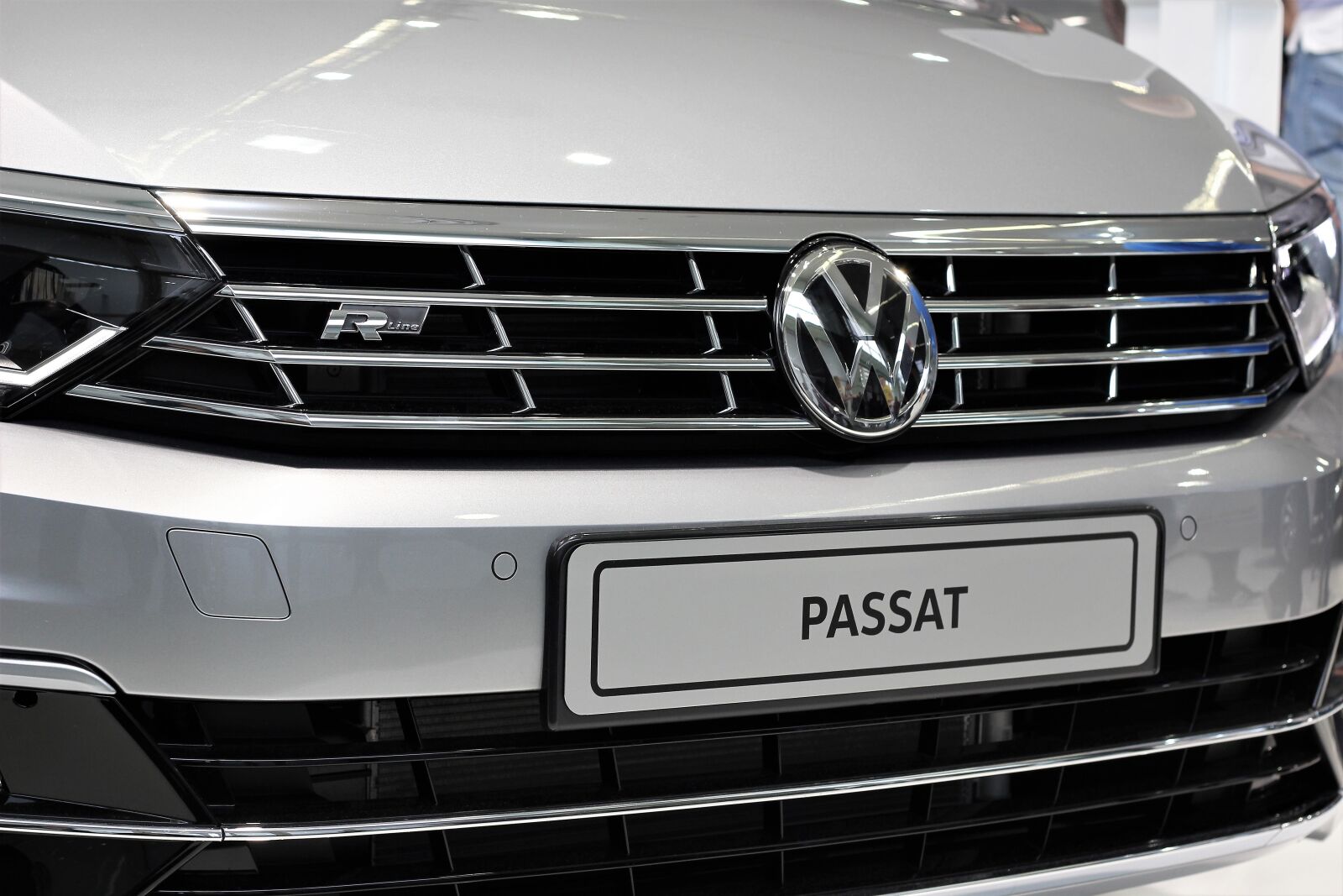 Canon EOS 600D (Rebel EOS T3i / EOS Kiss X5) + Canon EF 50mm F1.8 II sample photo. Car, volkswagen passat r photography