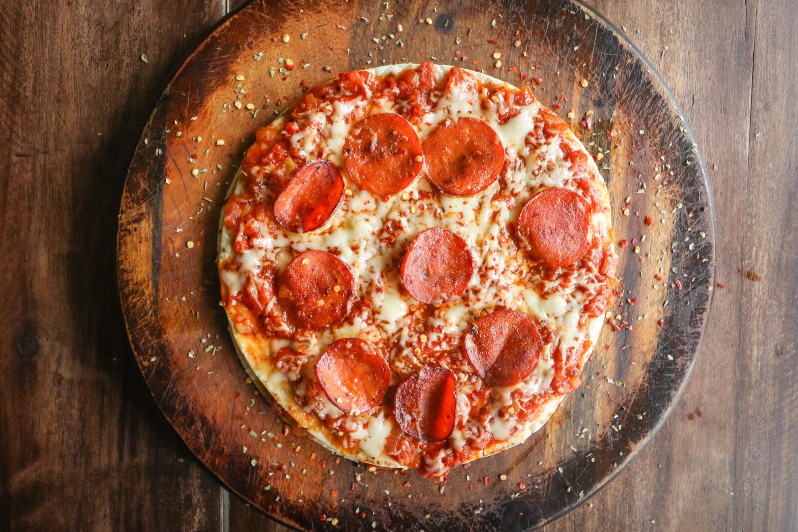 Canon EOS 7D Mark II + Canon EF-S 10-18mm F4.5–5.6 IS STM sample photo. Pepperoni, pizza, thin crest photography