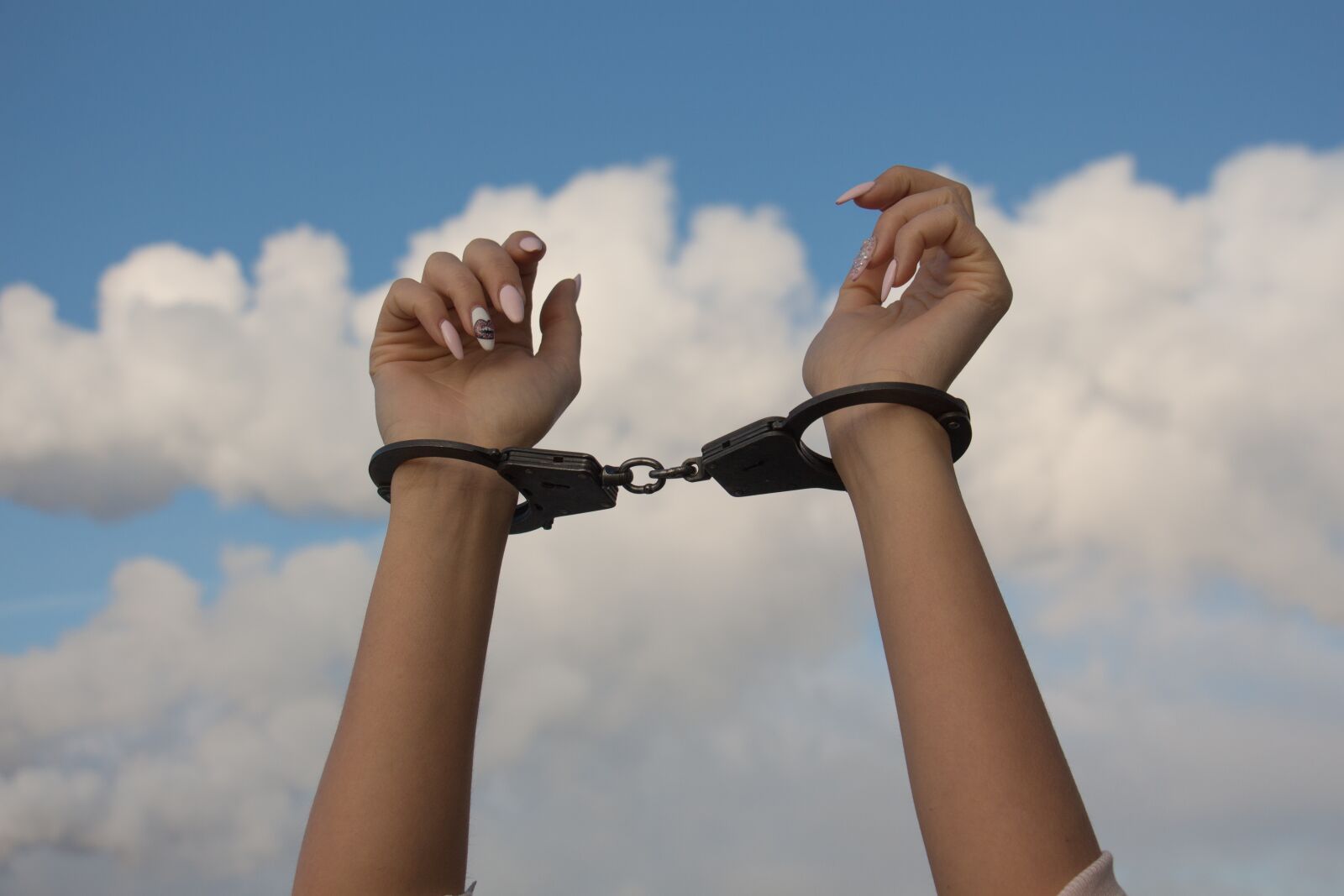 Canon EOS 650D (EOS Rebel T4i / EOS Kiss X6i) sample photo. Hands, handcuffs, the dependence photography