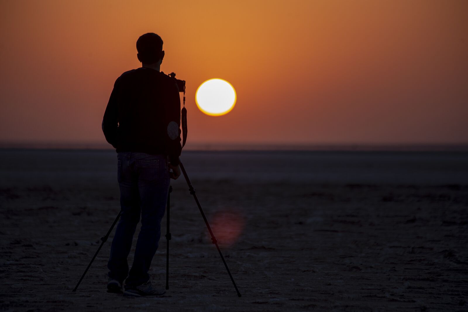Canon EOS 6D + Canon EF 70-300mm F4-5.6 IS USM sample photo. Silhouette, people, qom photography