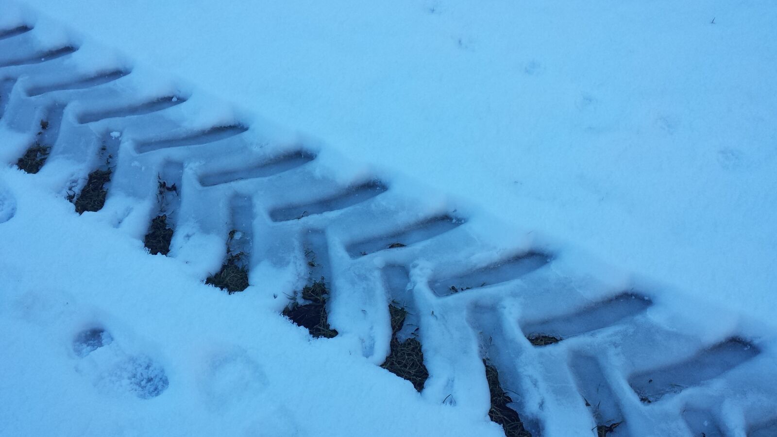 Samsung Galaxy S4 sample photo. Footprint, tires, rim manufacturer photography
