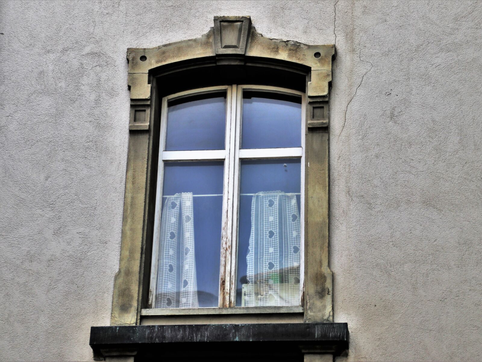 Canon EOS 80D sample photo. Old windows, window sill photography