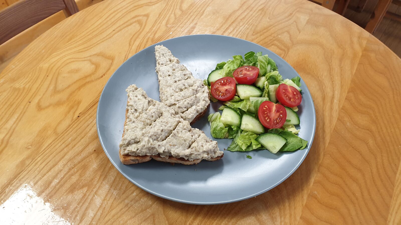 Samsung Galaxy Note9 sample photo. Aubergine on toast, plate photography