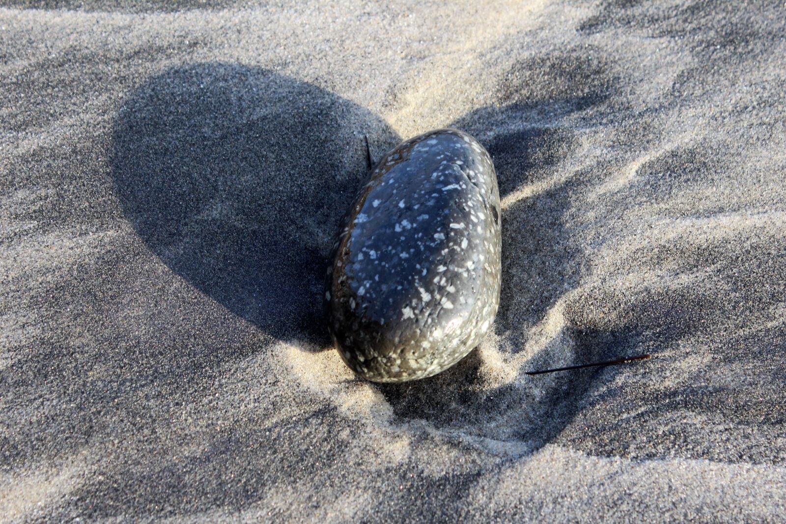 Canon EOS 600D (Rebel EOS T3i / EOS Kiss X5) sample photo. Stones, beach, sandy beach photography