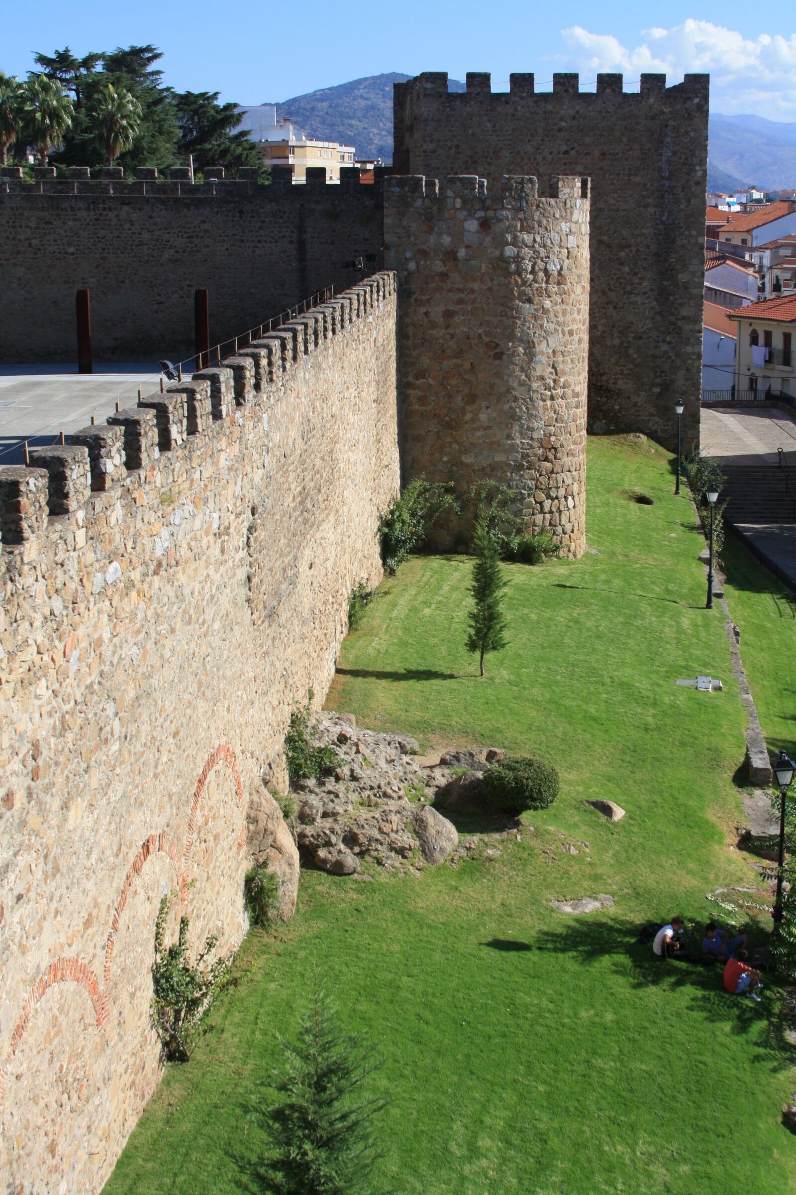 Canon EOS 1000D (EOS Digital Rebel XS / EOS Kiss F) sample photo. Plasencia, spain, architecture photography