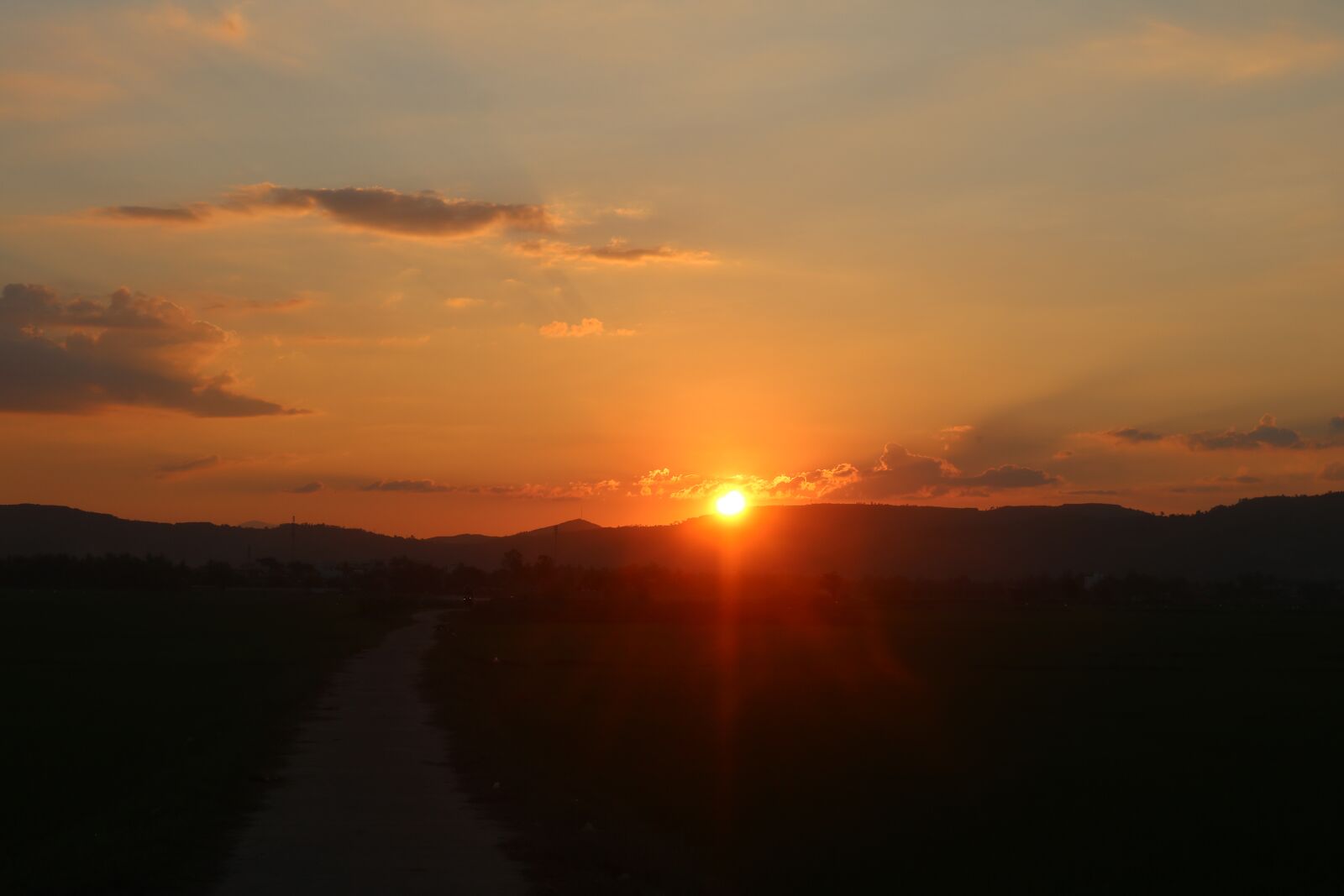 Canon EOS 750D (EOS Rebel T6i / EOS Kiss X8i) + Canon EF-S 18-55mm F3.5-5.6 IS STM sample photo. Sunset, road, the end photography