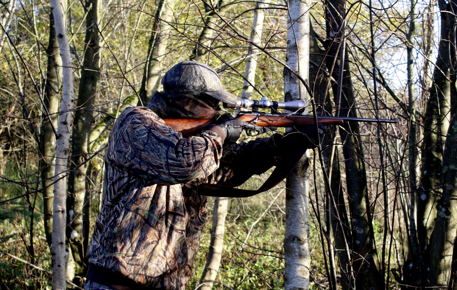 Canon EOS 1300D (EOS Rebel T6 / EOS Kiss X80) sample photo. Hunter, rifle, hunting photography