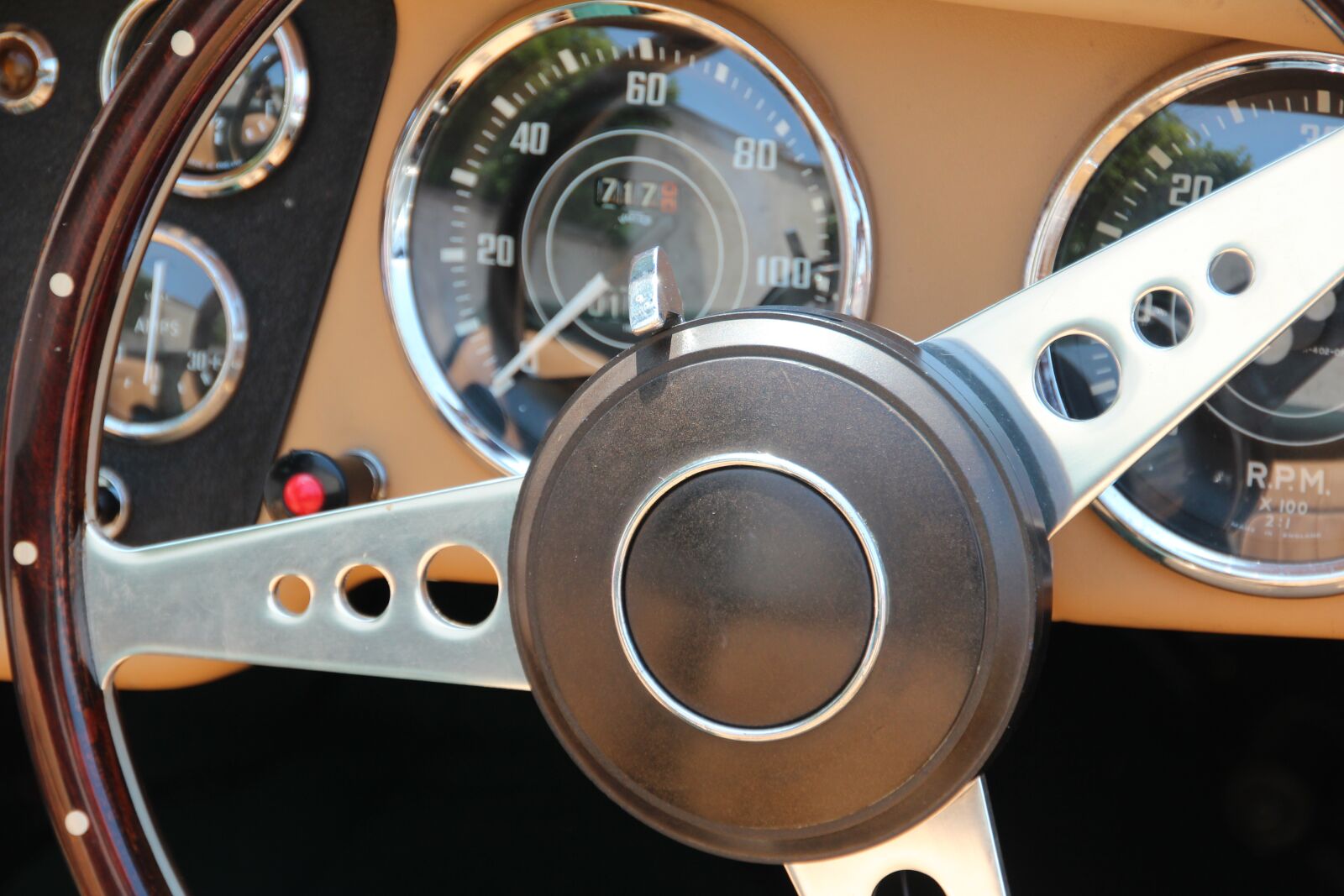 Canon EOS 600D (Rebel EOS T3i / EOS Kiss X5) sample photo. Steering wheel, oldtimer, auto photography