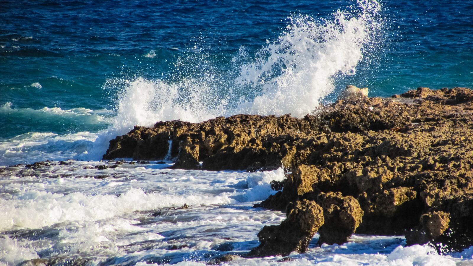 Canon PowerShot SX400 IS sample photo. Wave, smashing, sea photography