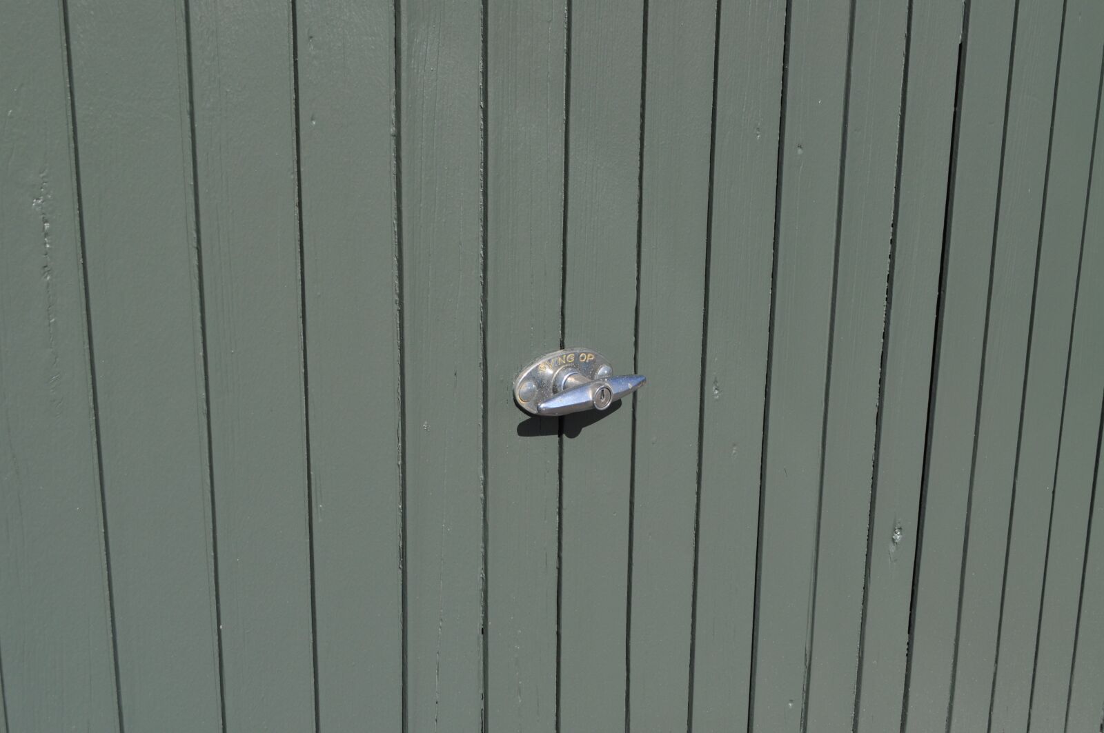 Nikon D5000 sample photo. Garage, green, handle photography