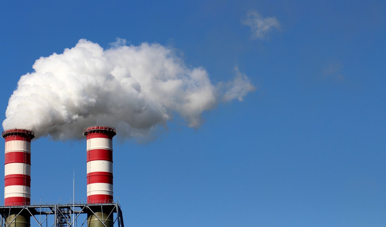 Canon EOS 700D (EOS Rebel T5i / EOS Kiss X7i) + Canon EF 85mm F1.8 USM sample photo. Smoke, factory, pollution photography