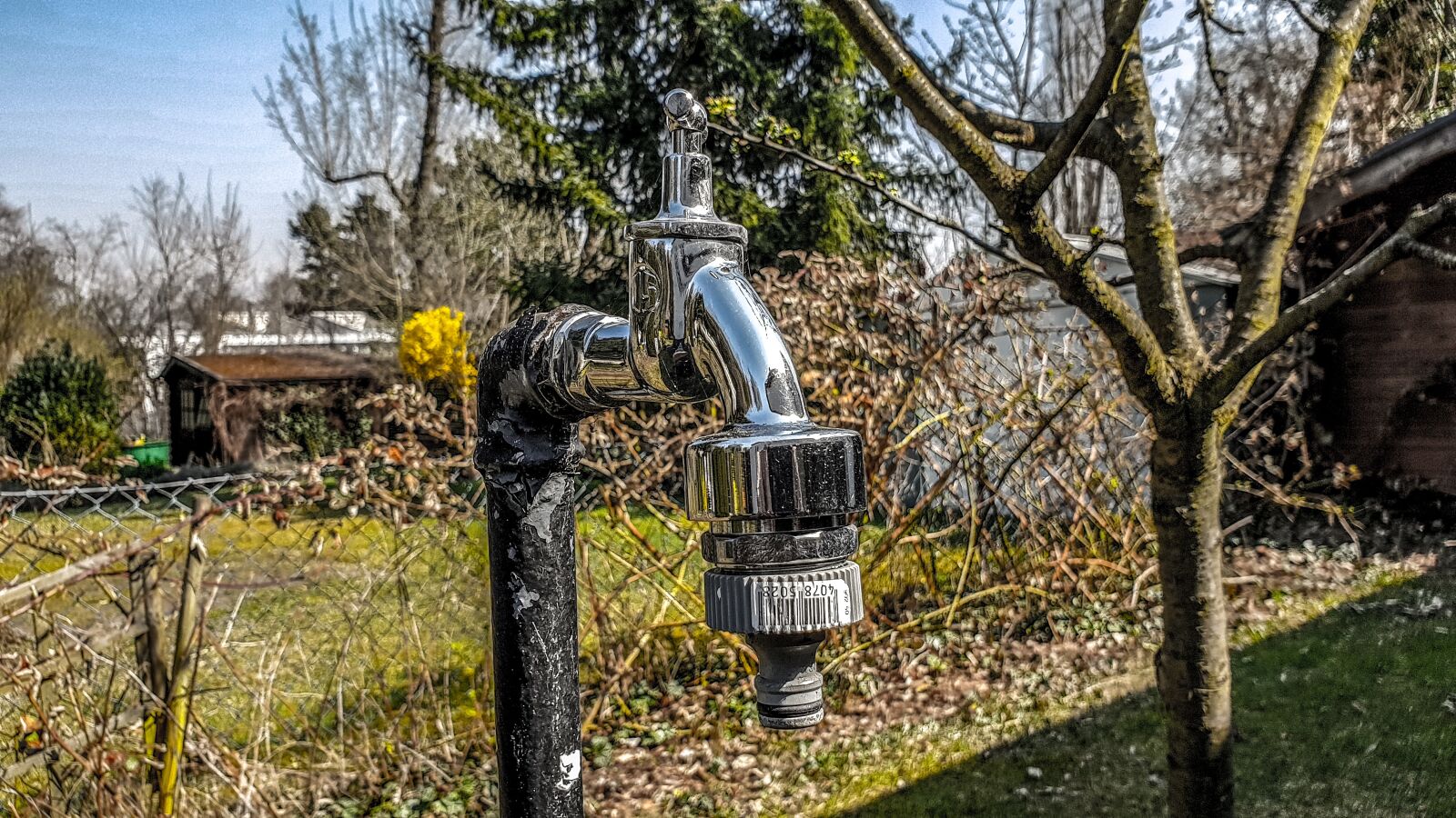 Samsung Galaxy S9 sample photo. Faucet, garden, grass photography