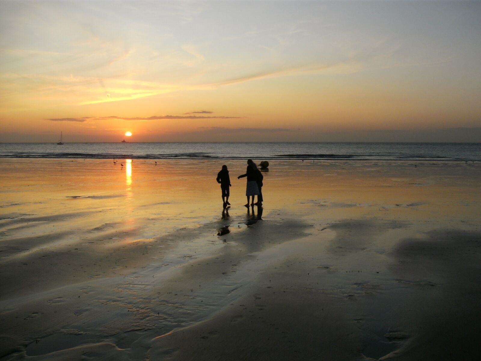 TRAVELER DC 8500 sample photo. Sunset, beach, calais photography