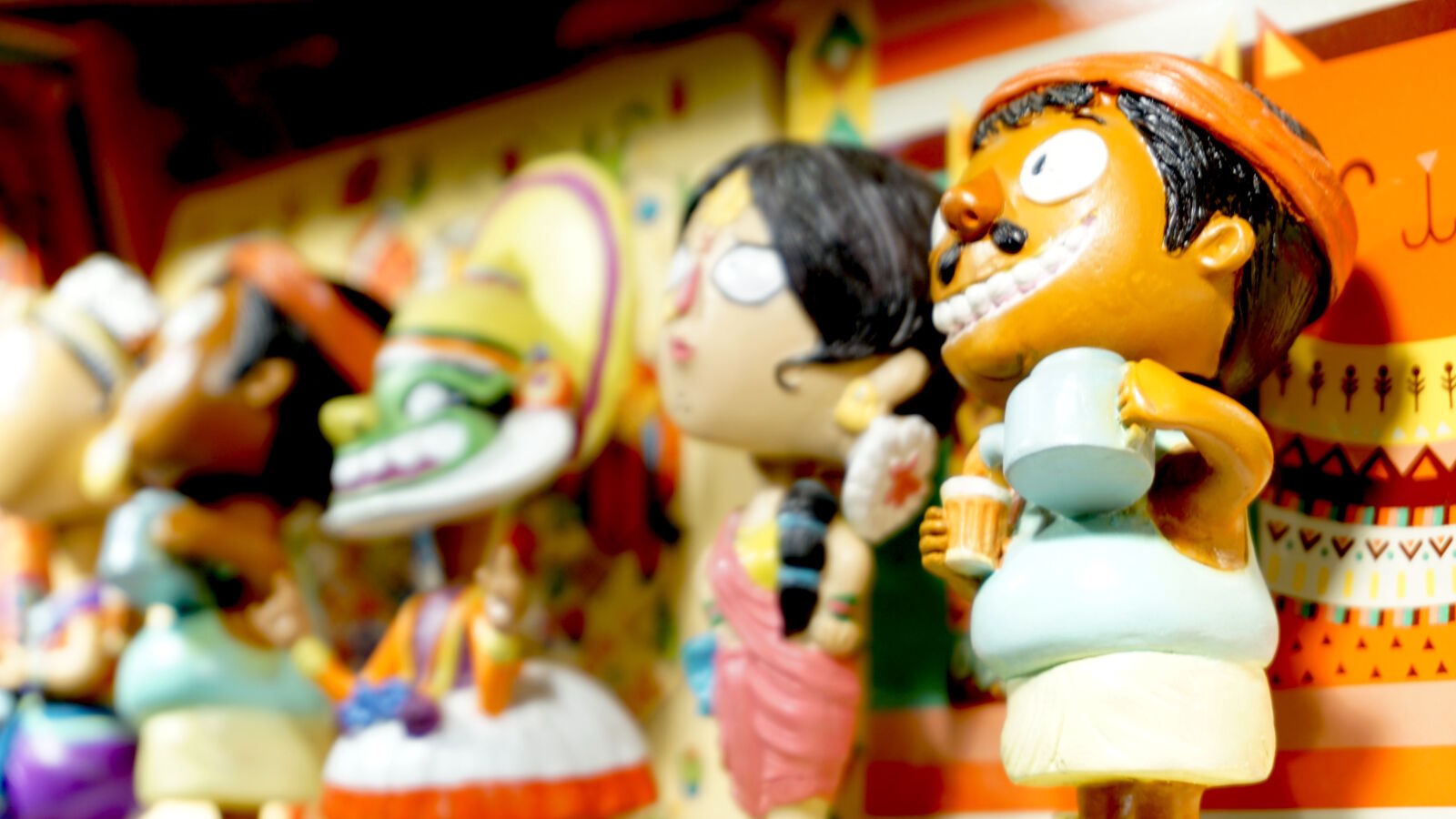 Sony E 16-50mm F3.5-5.6 PZ OSS sample photo. Amusing, art, artwork, bright photography