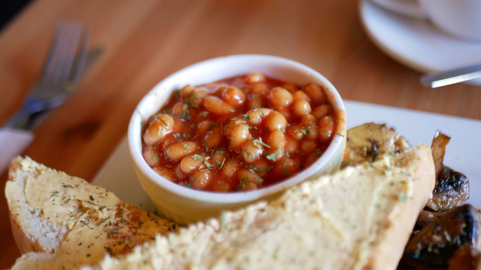 Panasonic Lumix DMC-G85 (Lumix DMC-G80) sample photo. Beans, baked beans, english photography