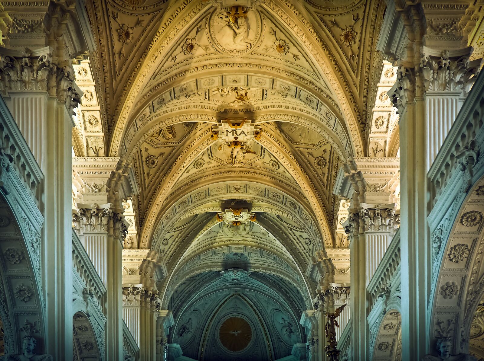 Olympus OM-D E-M10 sample photo. Architecture, church, vault photography
