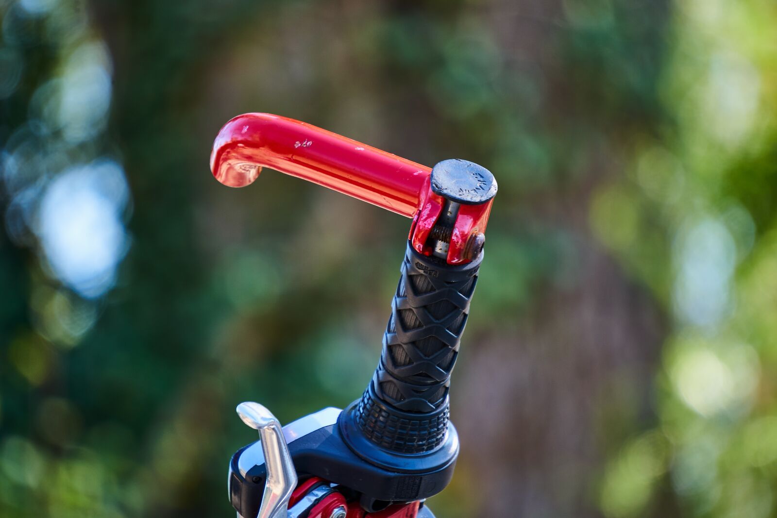 Sony E 55-210mm F4.5-6.3 OSS sample photo. Bicycle handlebar, steering wheel photography