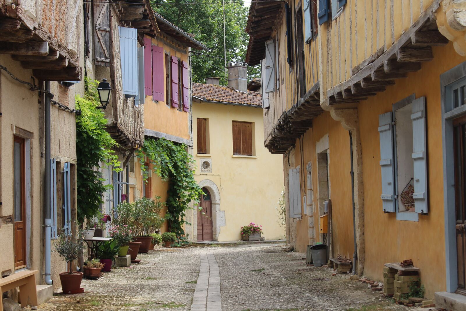 Canon EOS 700D (EOS Rebel T5i / EOS Kiss X7i) sample photo. Old village, picturesque, gers photography