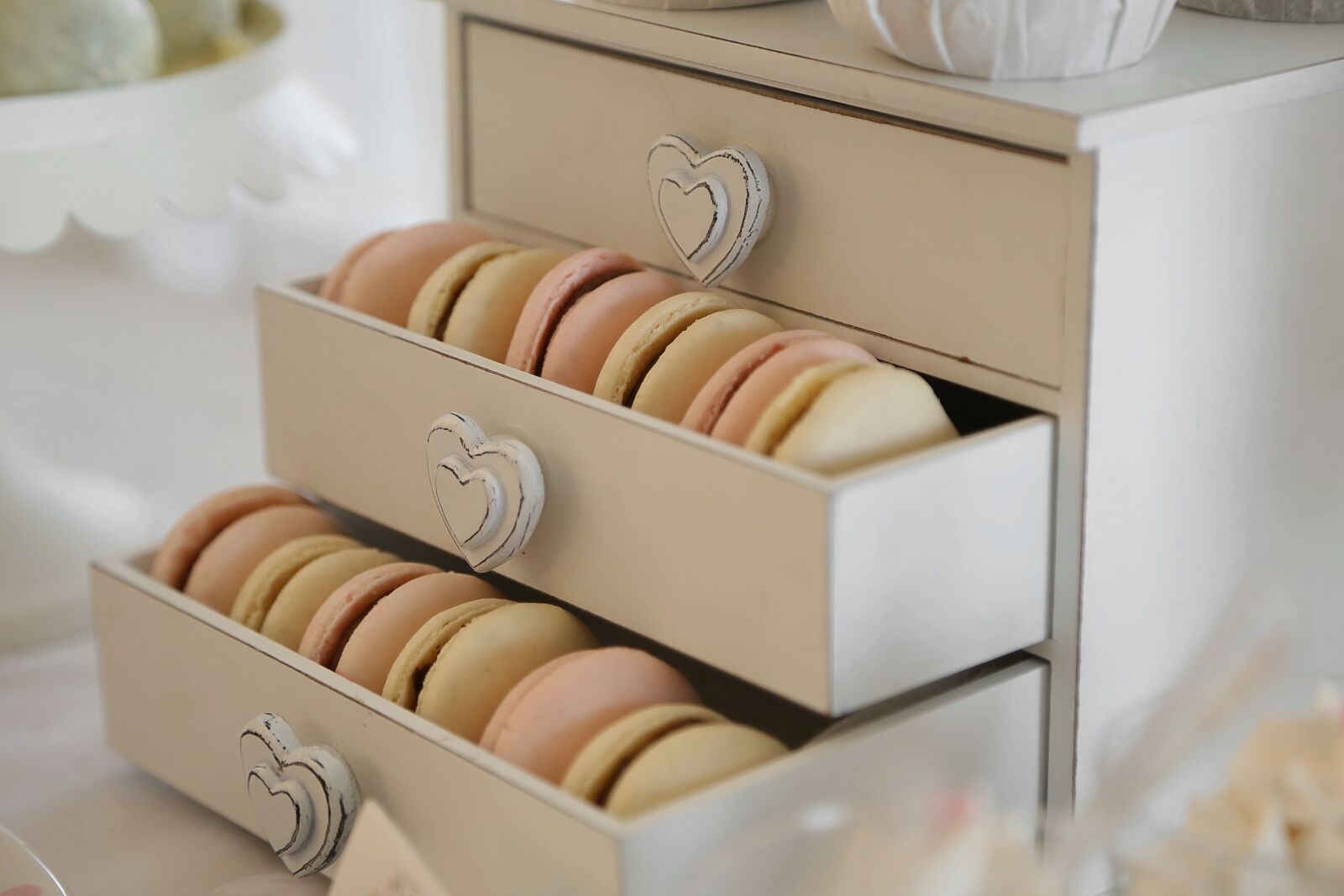 Canon EF 24-105mm F4L IS USM sample photo. Biscuit, white, vintage, furniture photography
