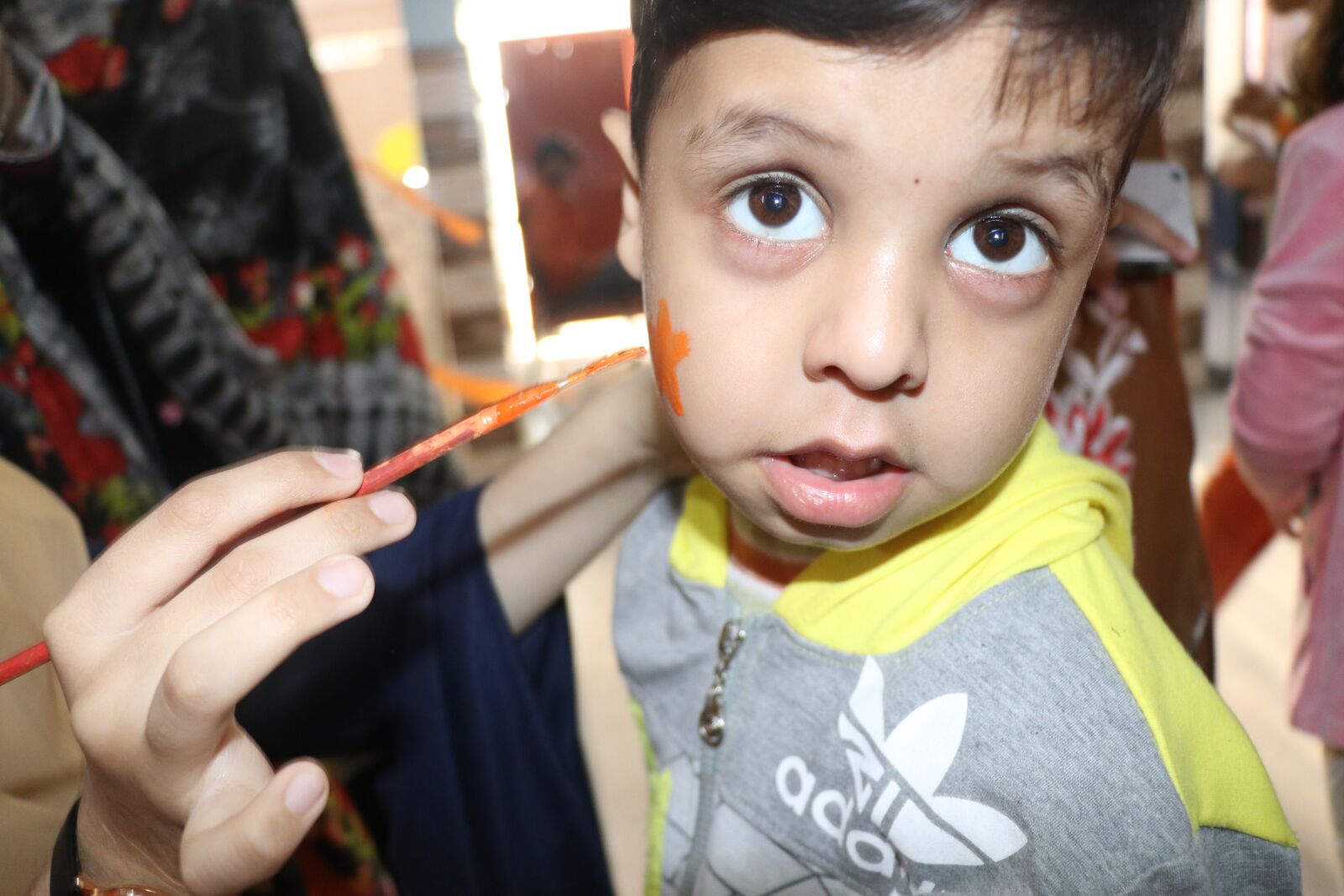 Canon EF-S 18-135mm F3.5-5.6 IS USM sample photo. Boy, painting, child photography