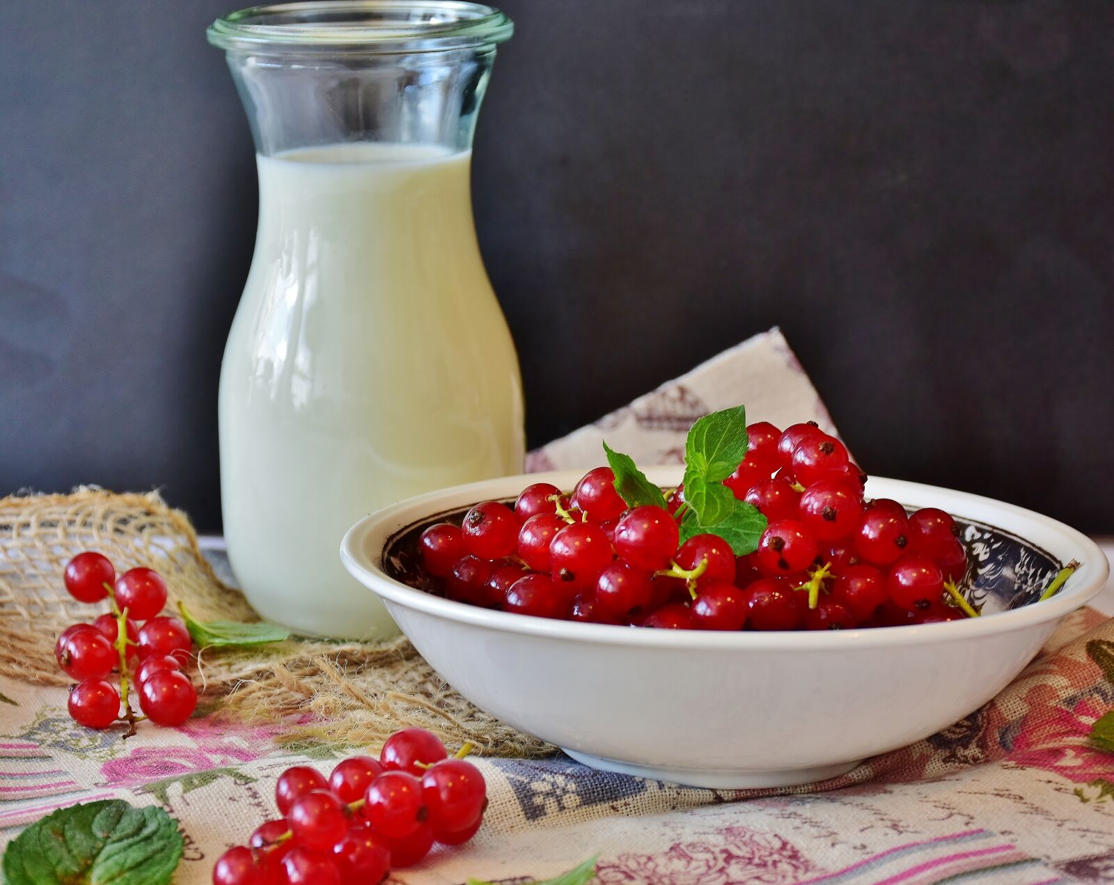 Nikon D7200 sample photo. Milk, berries, currant shake photography