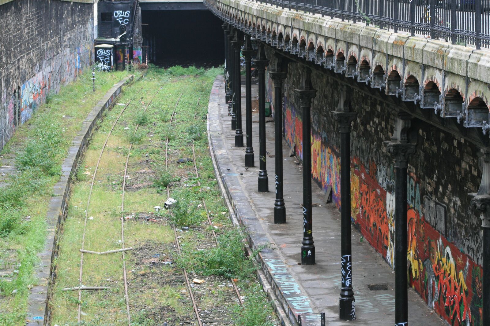 Canon EOS 400D (EOS Digital Rebel XTi / EOS Kiss Digital X) sample photo. Landscape, paris, metro photography