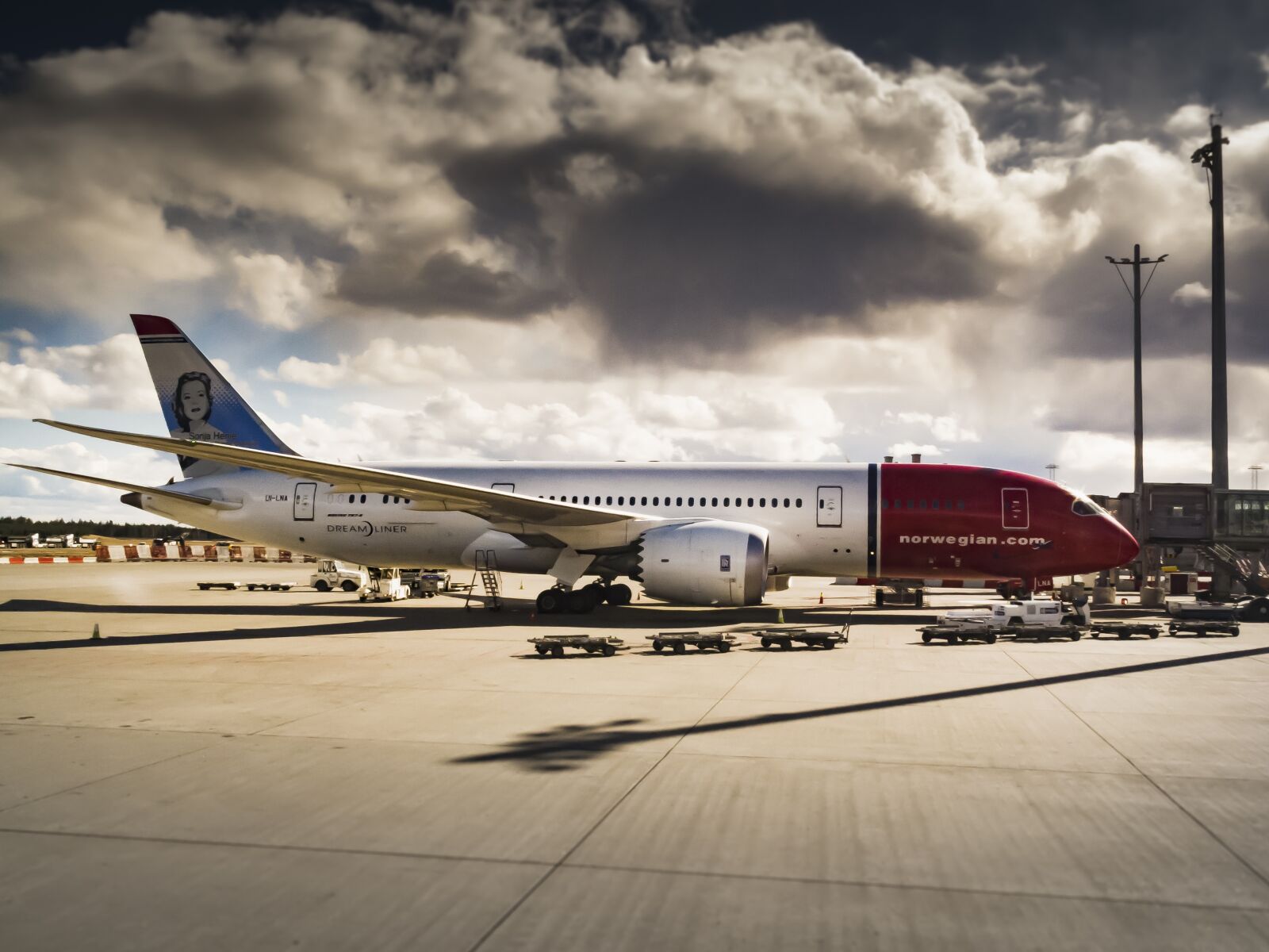 Canon PowerShot G12 sample photo. Airplane, dreamliner, tarmac photography