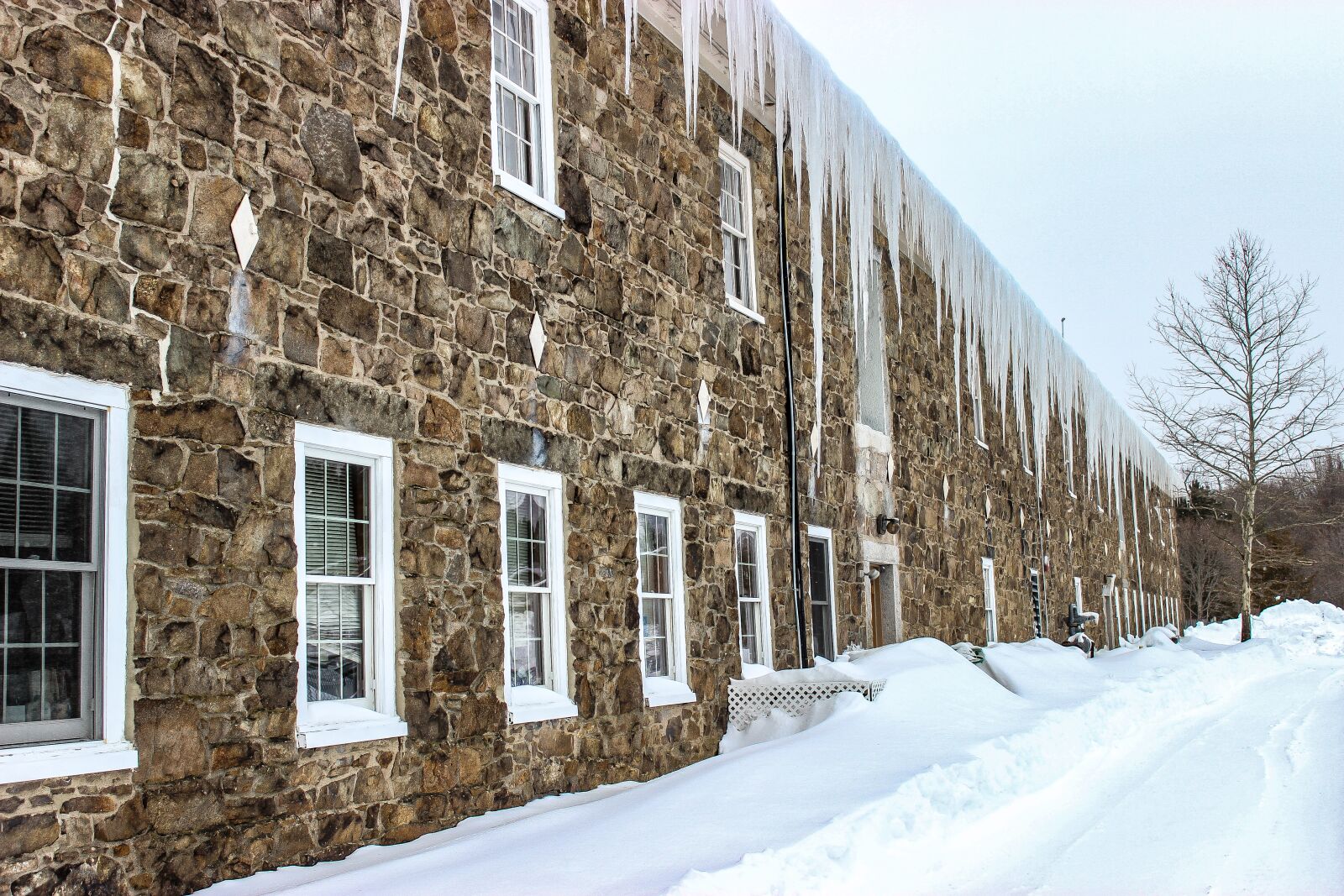 Canon EOS 600D (Rebel EOS T3i / EOS Kiss X5) sample photo. Winter, snow, house photography