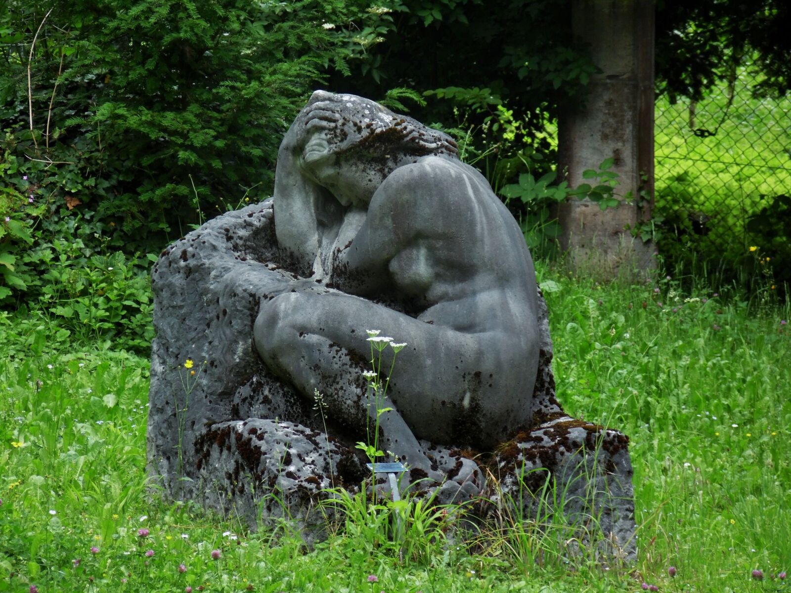 Samsung WB110/  WB111 sample photo. Woman, statue, mourning photography