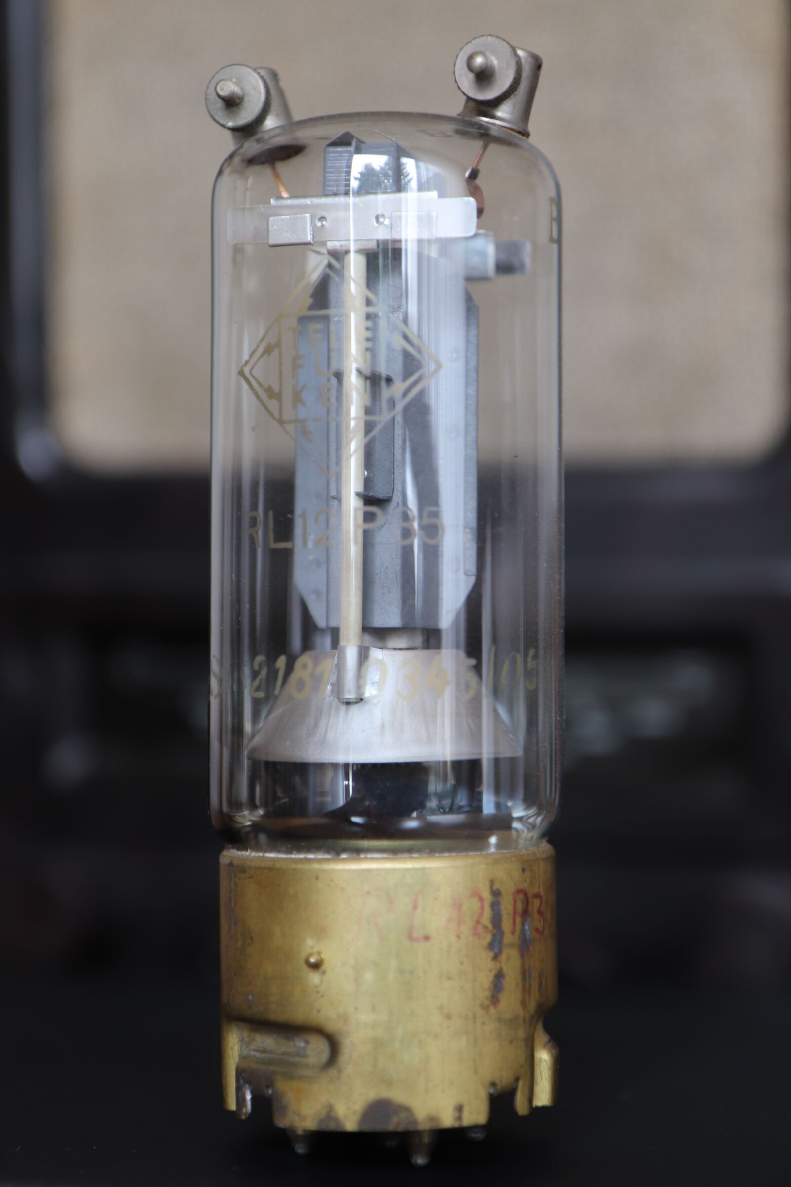Canon EOS 800D (EOS Rebel T7i / EOS Kiss X9i) sample photo. Vacuum tube, tube, component photography