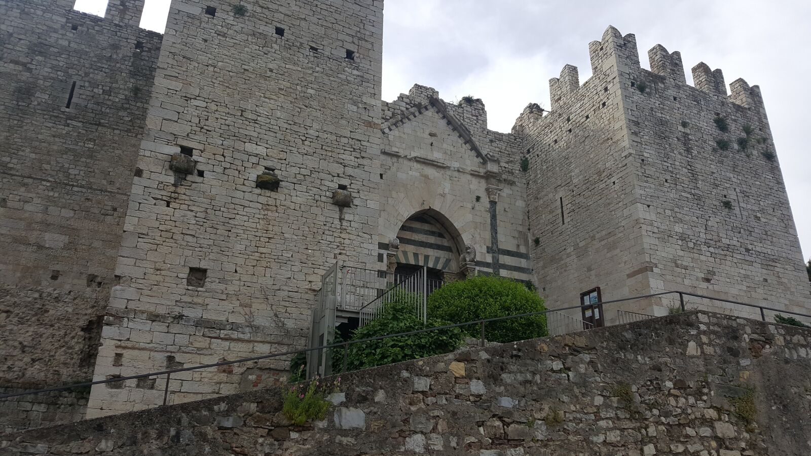 Samsung Galaxy S6 sample photo. Prato, the castle of photography