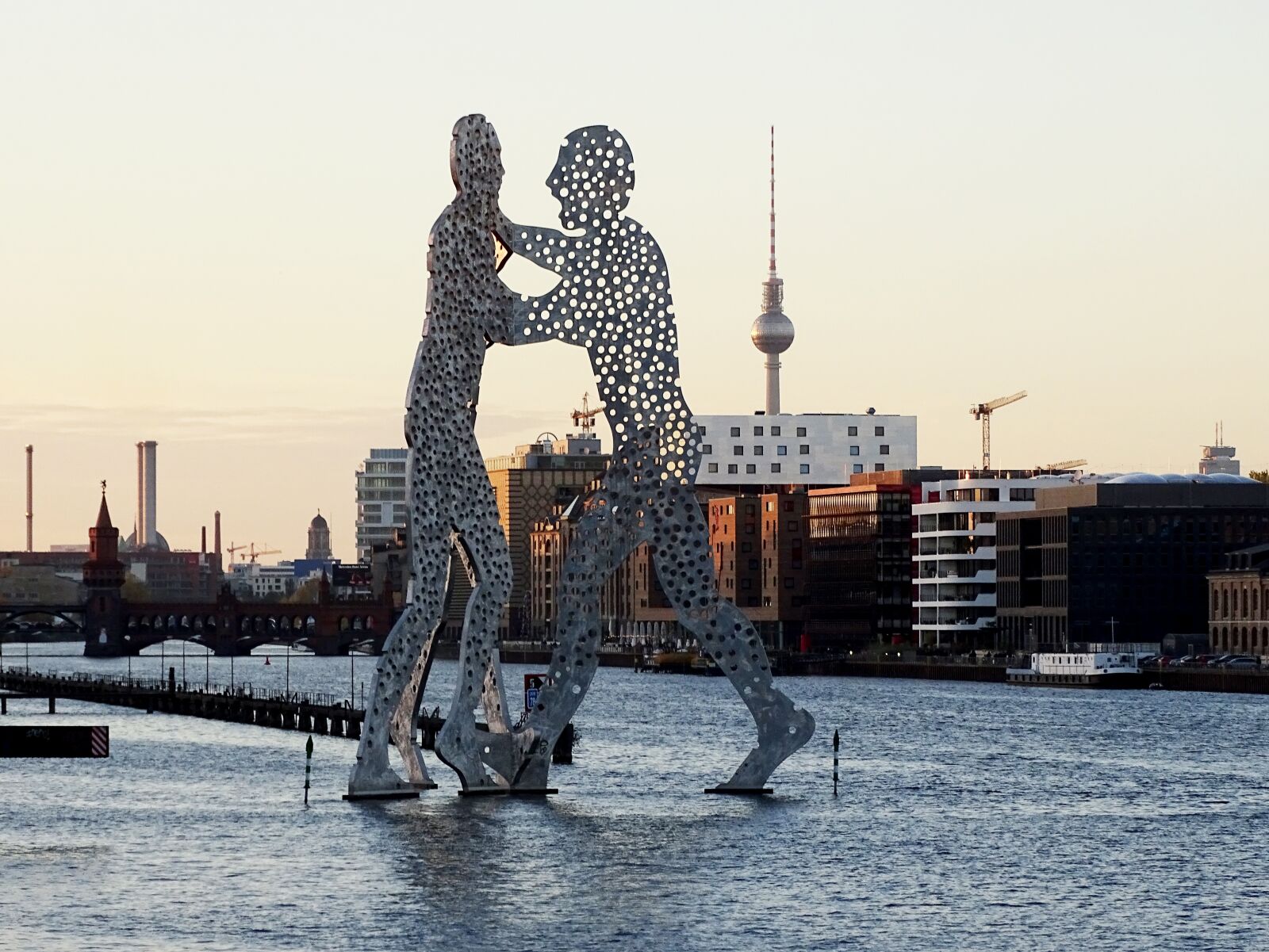 Sony Cyber-shot DSC-HX400V sample photo. Berlin, spree, molecule man photography
