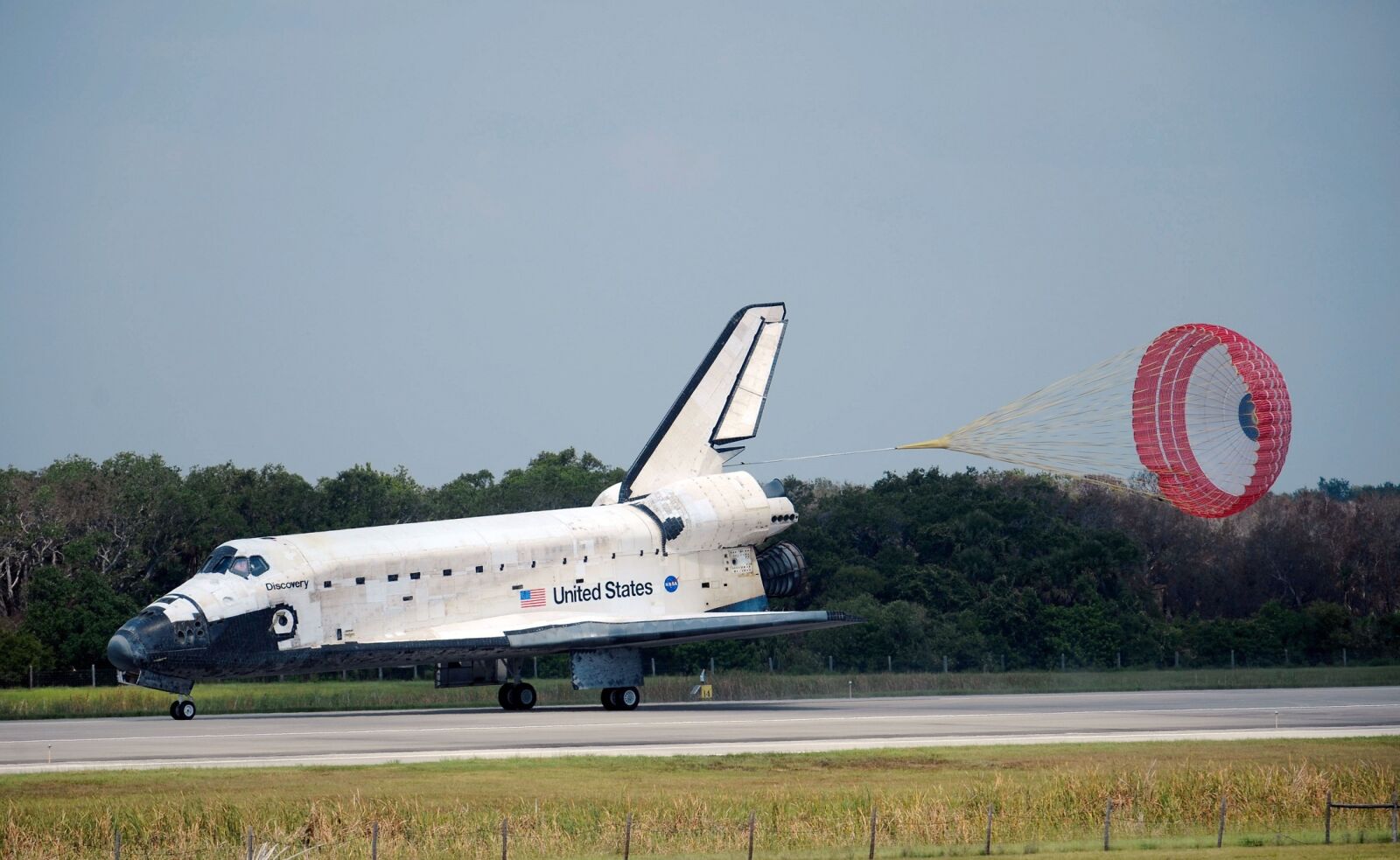 Nikon D3 sample photo. Space shuttle, discovery, landing photography