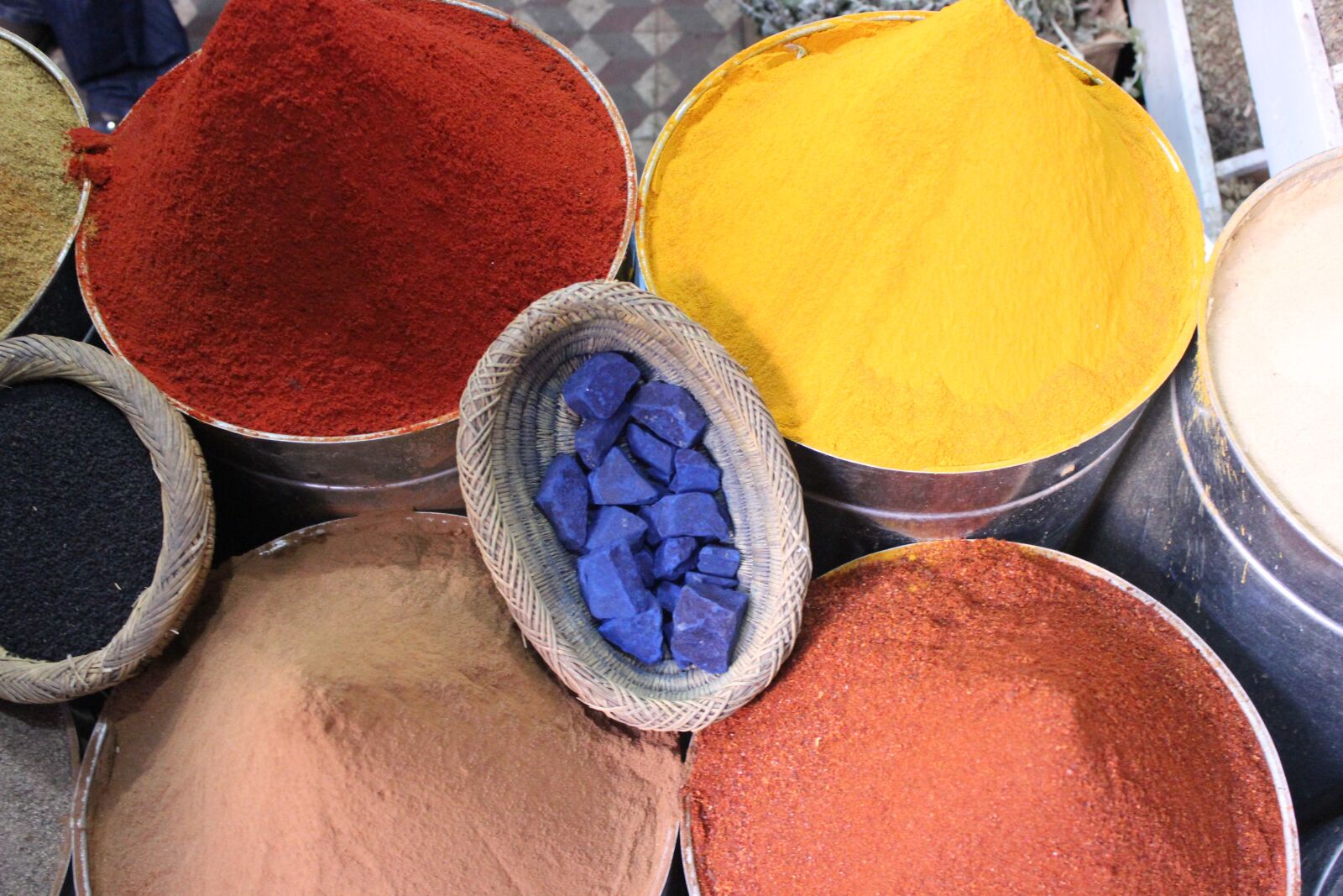 Canon EOS 600D (Rebel EOS T3i / EOS Kiss X5) sample photo. Bleu majorelle, color, spices photography