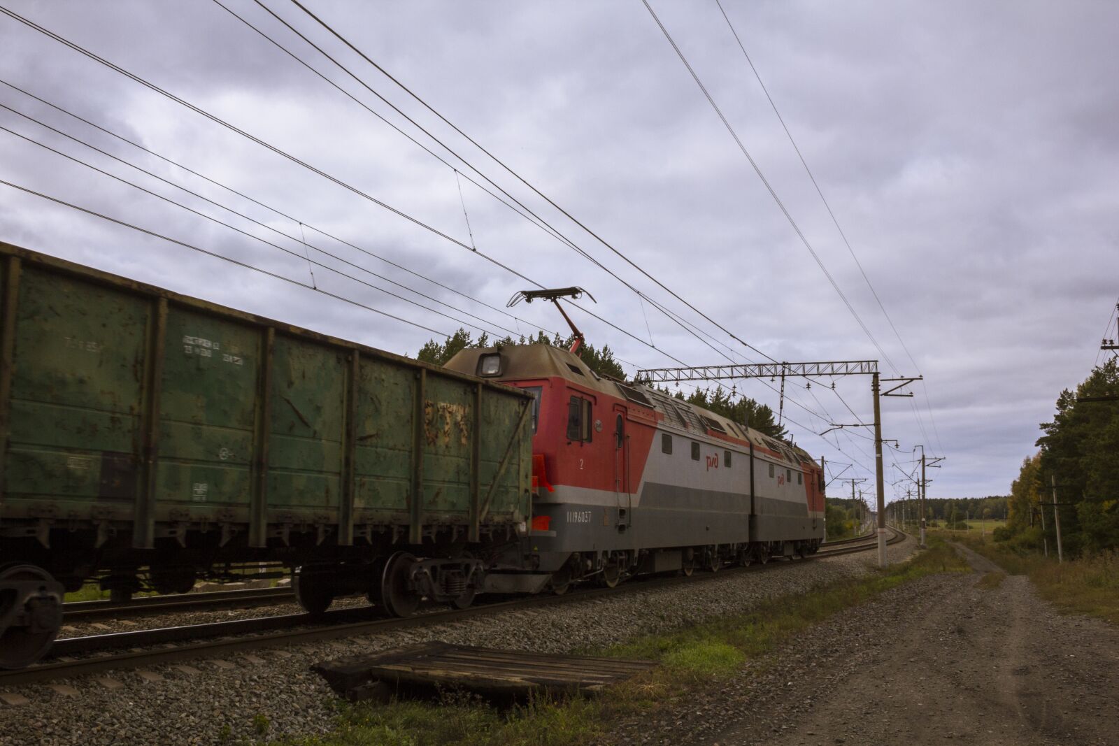 Canon EF-S 18-55mm F3.5-5.6 sample photo. Train, wagons, railroad photography