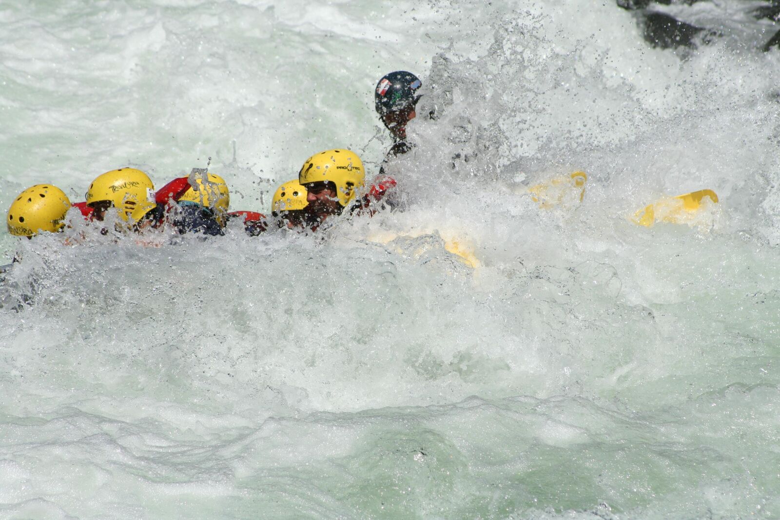 Canon EOS 350D (EOS Digital Rebel XT / EOS Kiss Digital N) sample photo. Pucon, rafting, trancura photography