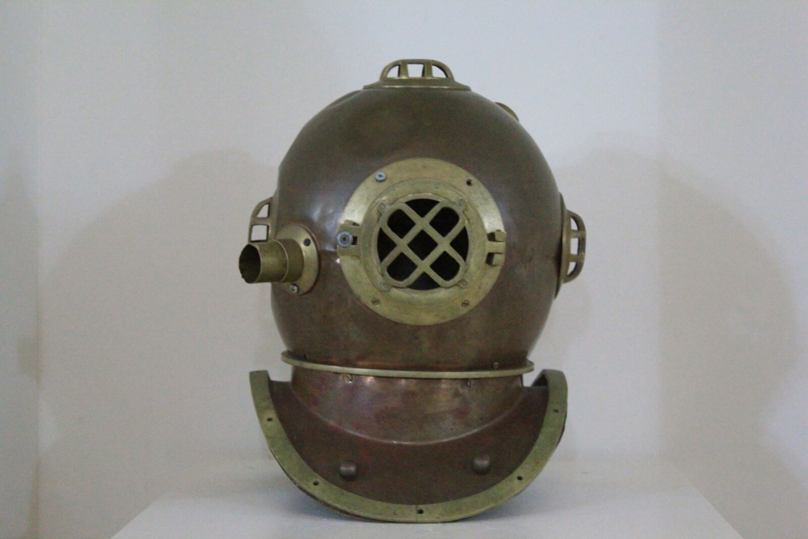 Canon EOS 550D (EOS Rebel T2i / EOS Kiss X4) sample photo. Divers helmet, diving, helm photography