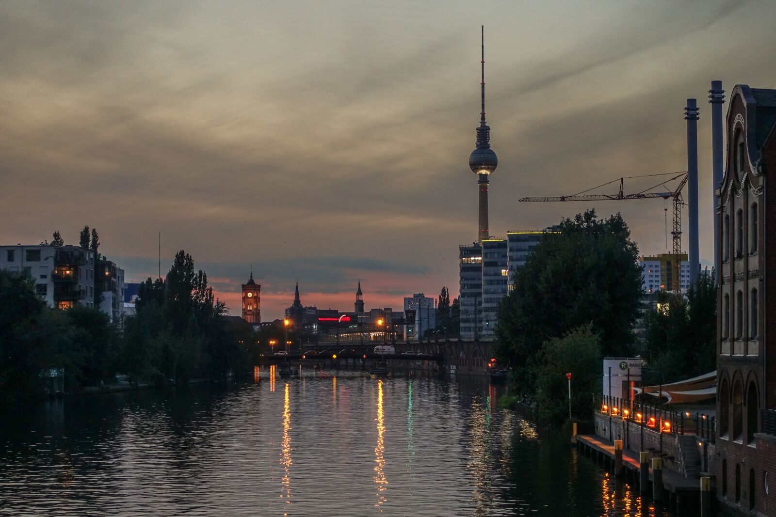 Sony Cyber-shot DSC-RX100 IV sample photo. City, river, waters photography