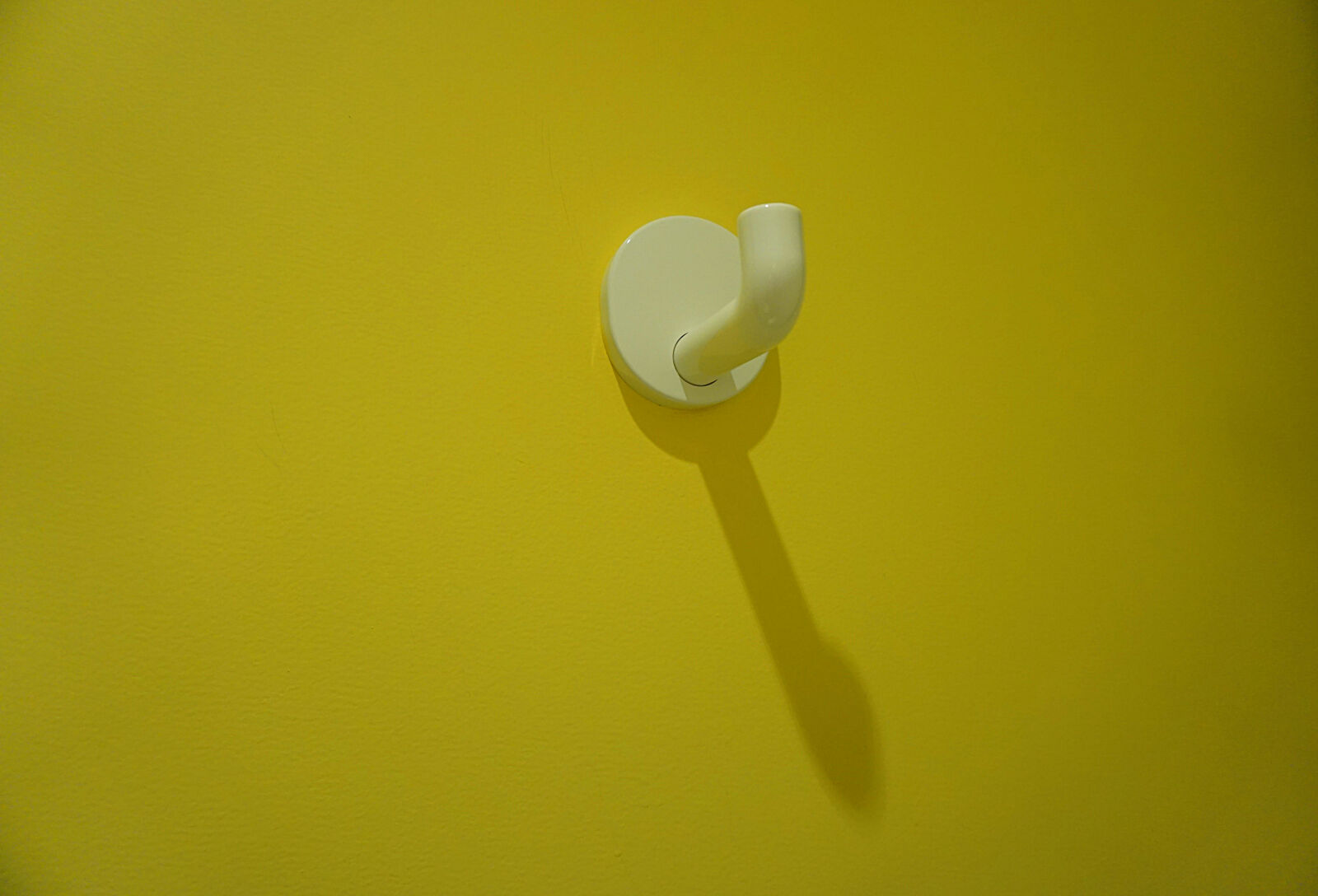 Sony a6000 sample photo. Jaune, porte, manteau, vestiaire photography