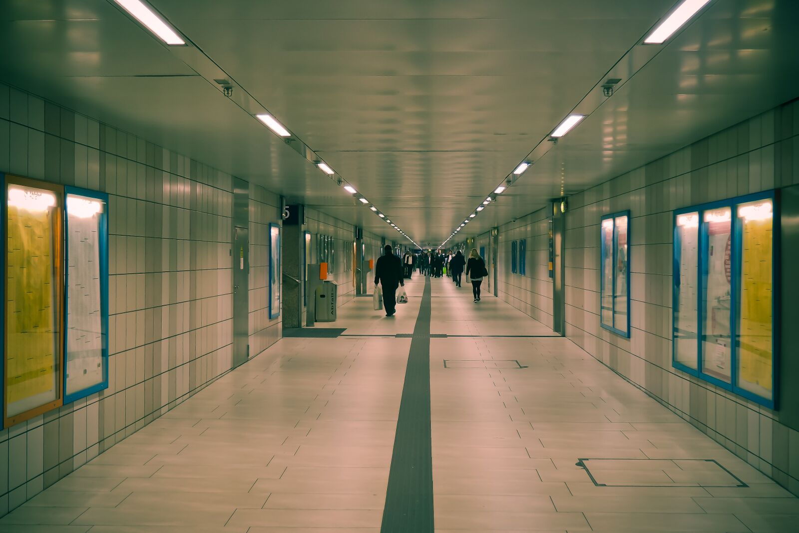 Olympus OM-D E-M10 sample photo. Gang, railway station, architecture photography