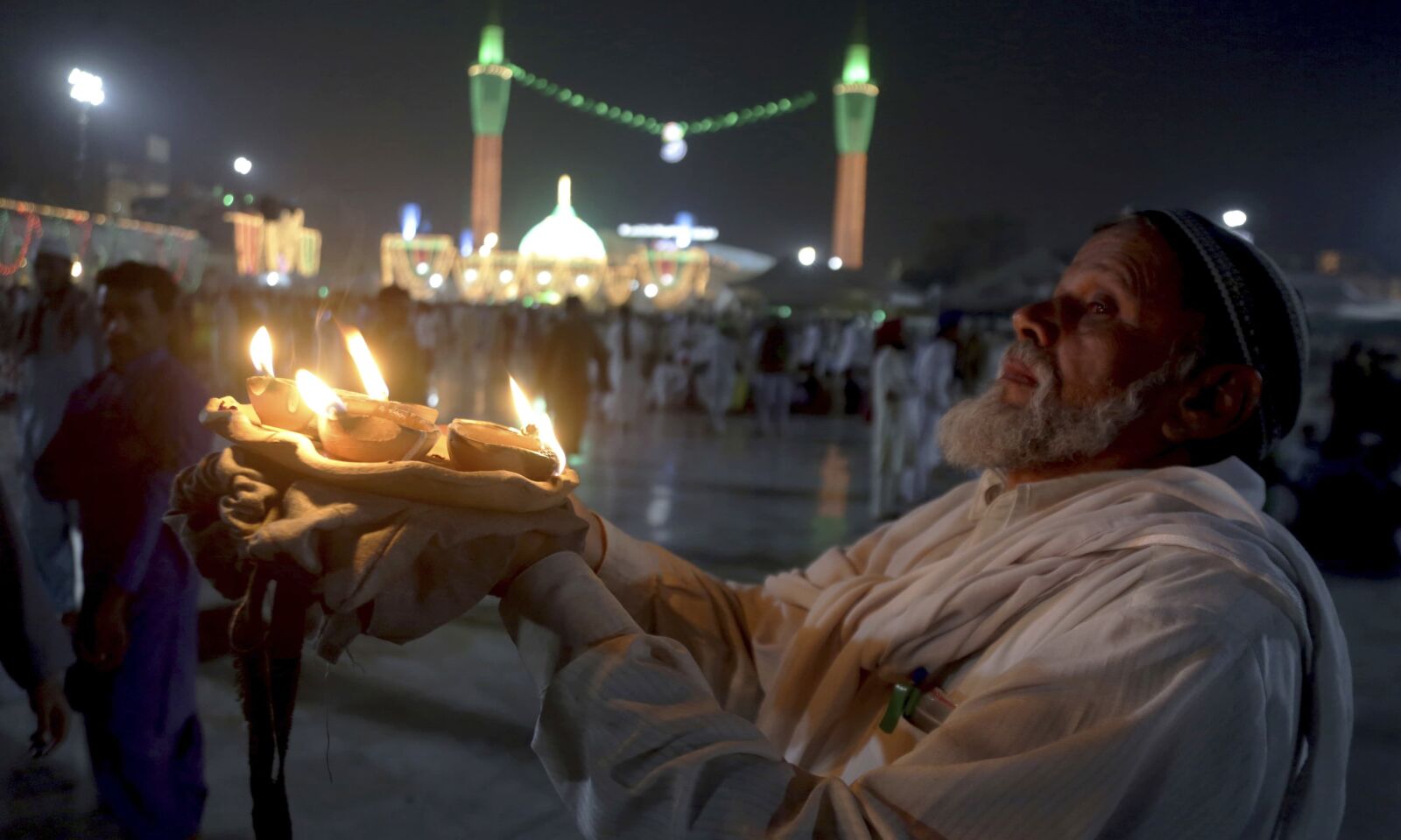 Canon EF 24-105mm F4L IS USM sample photo. Lahore, data shrine, pakistan photography