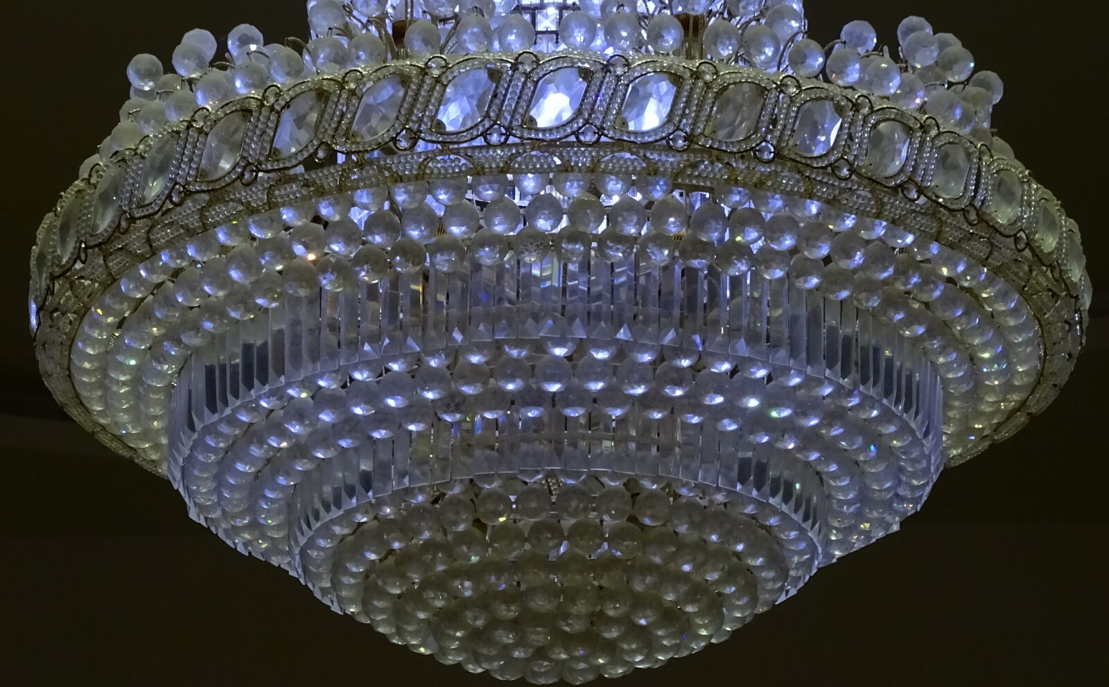 Sony Cyber-shot DSC-HX400V sample photo. Chandelier, focus, jewelry, light photography