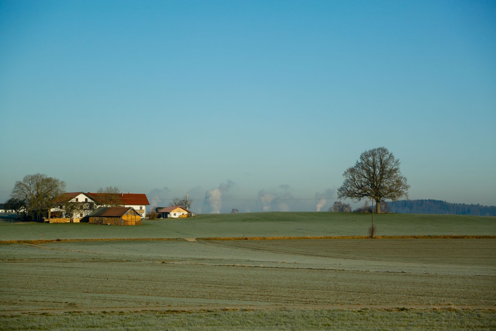 Canon EF 24-105mm F4L IS USM sample photo. Landscape, meadow, houses photography
