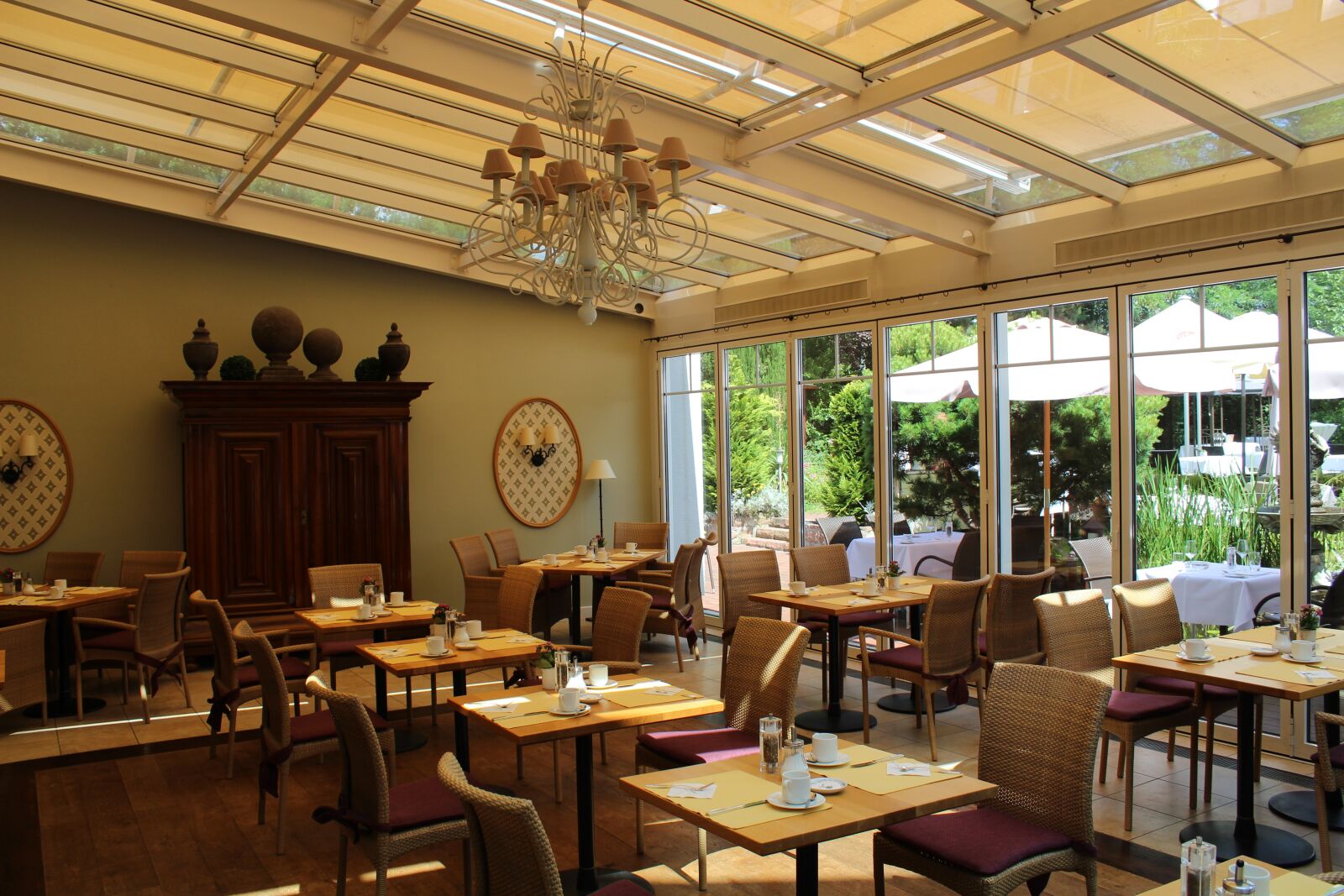 Canon EOS 1300D (EOS Rebel T6 / EOS Kiss X80) sample photo. Restaurant, cafe, gastronomy photography