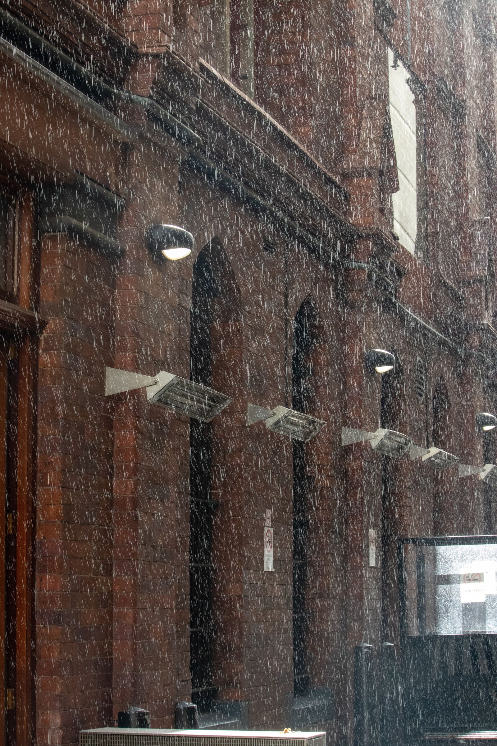 Canon EOS 200D (EOS Rebel SL2 / EOS Kiss X9) sample photo. Rain, building, brick photography