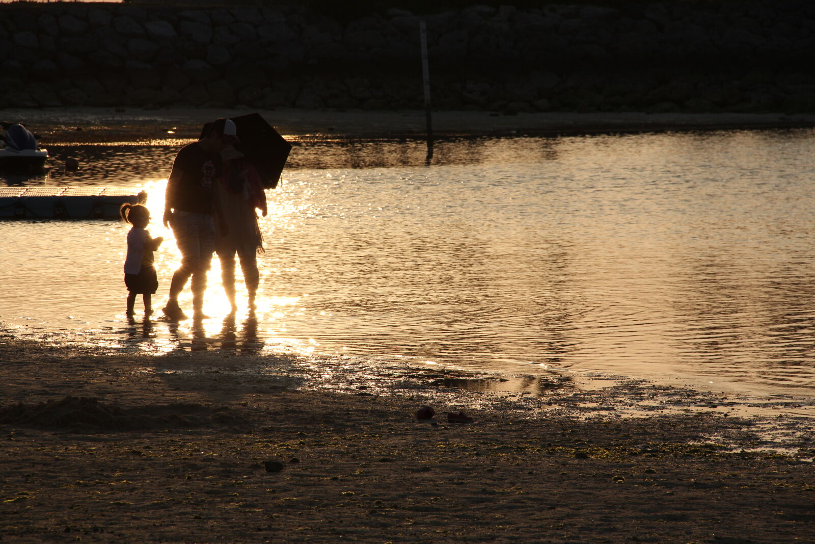 Canon EOS 600D (Rebel EOS T3i / EOS Kiss X5) sample photo. Child, family, sea, sunset photography