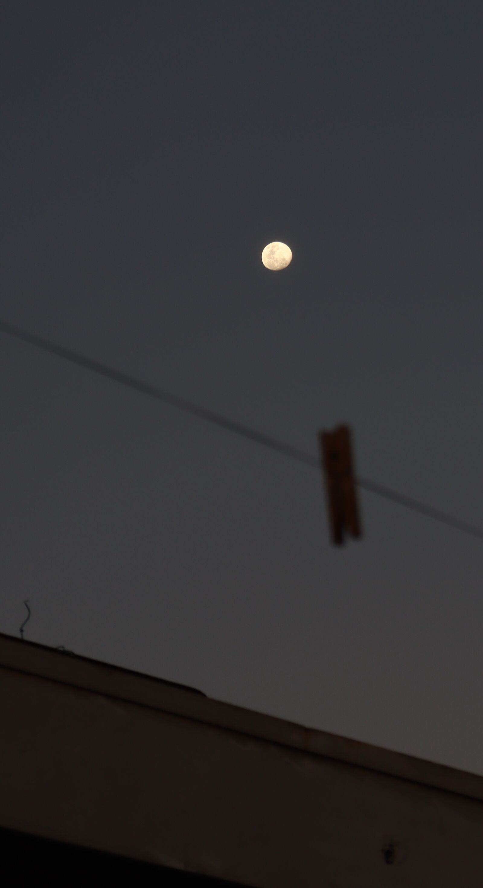 Canon EOS 250D (EOS Rebel SL3 / EOS Kiss X10 / EOS 200D II) sample photo. Moon, sky, night photography